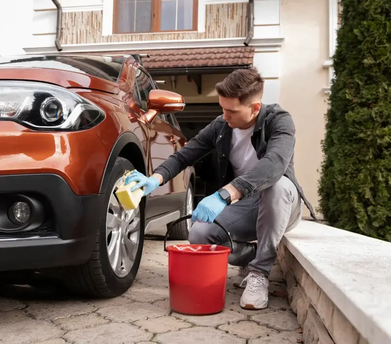 Lavage auto à domicile Beslon : professionnel intervenant sur un véhicule